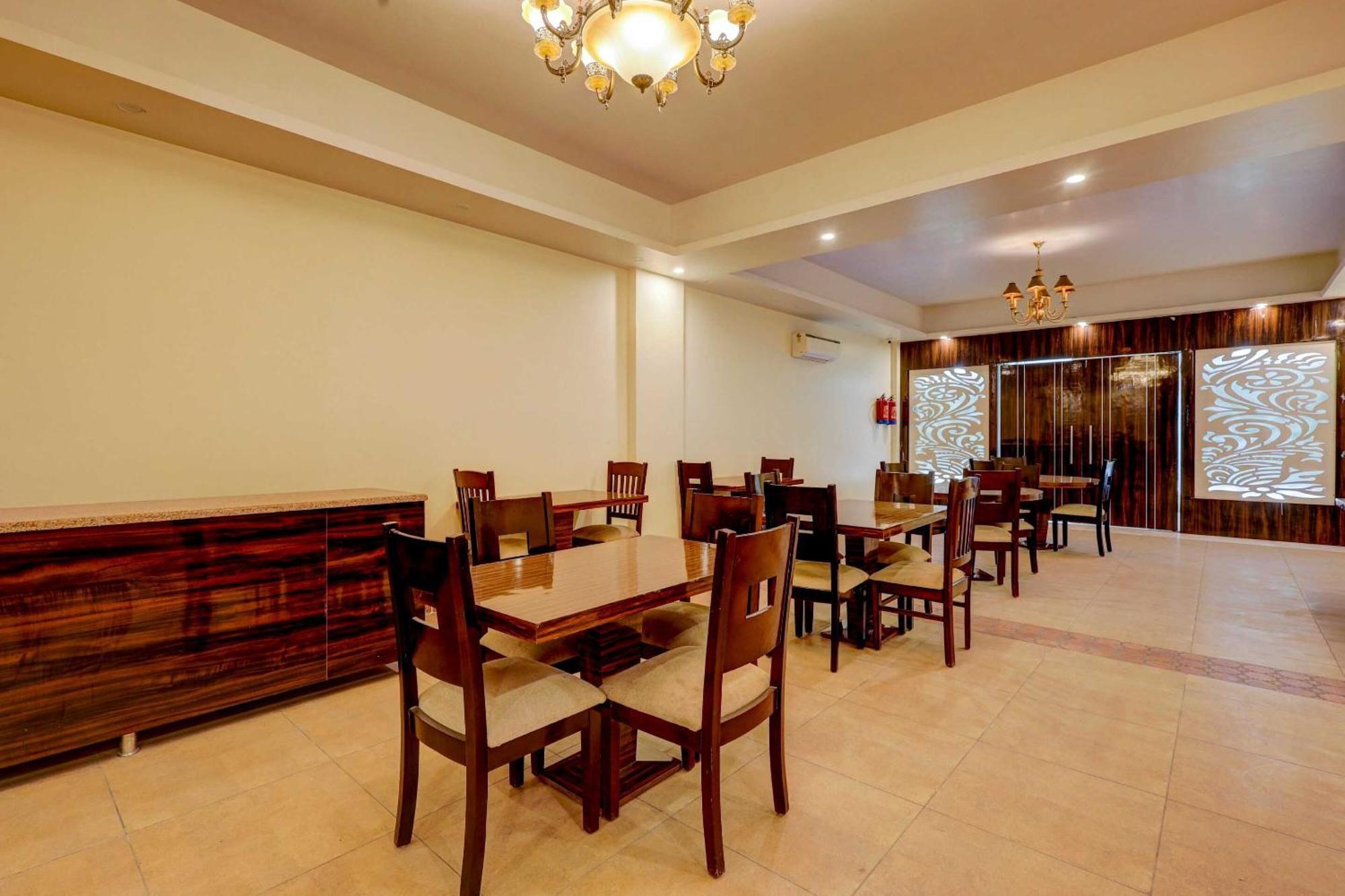 Townhouse Golden King Hotel New Delhi Bagian luar foto