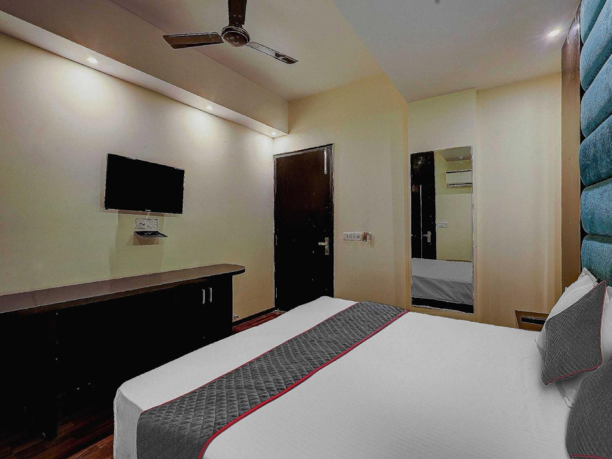 Townhouse Golden King Hotel New Delhi Bagian luar foto