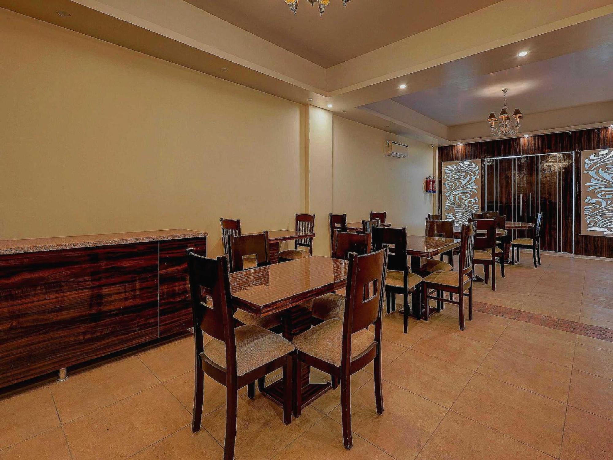 Townhouse Golden King Hotel New Delhi Bagian luar foto