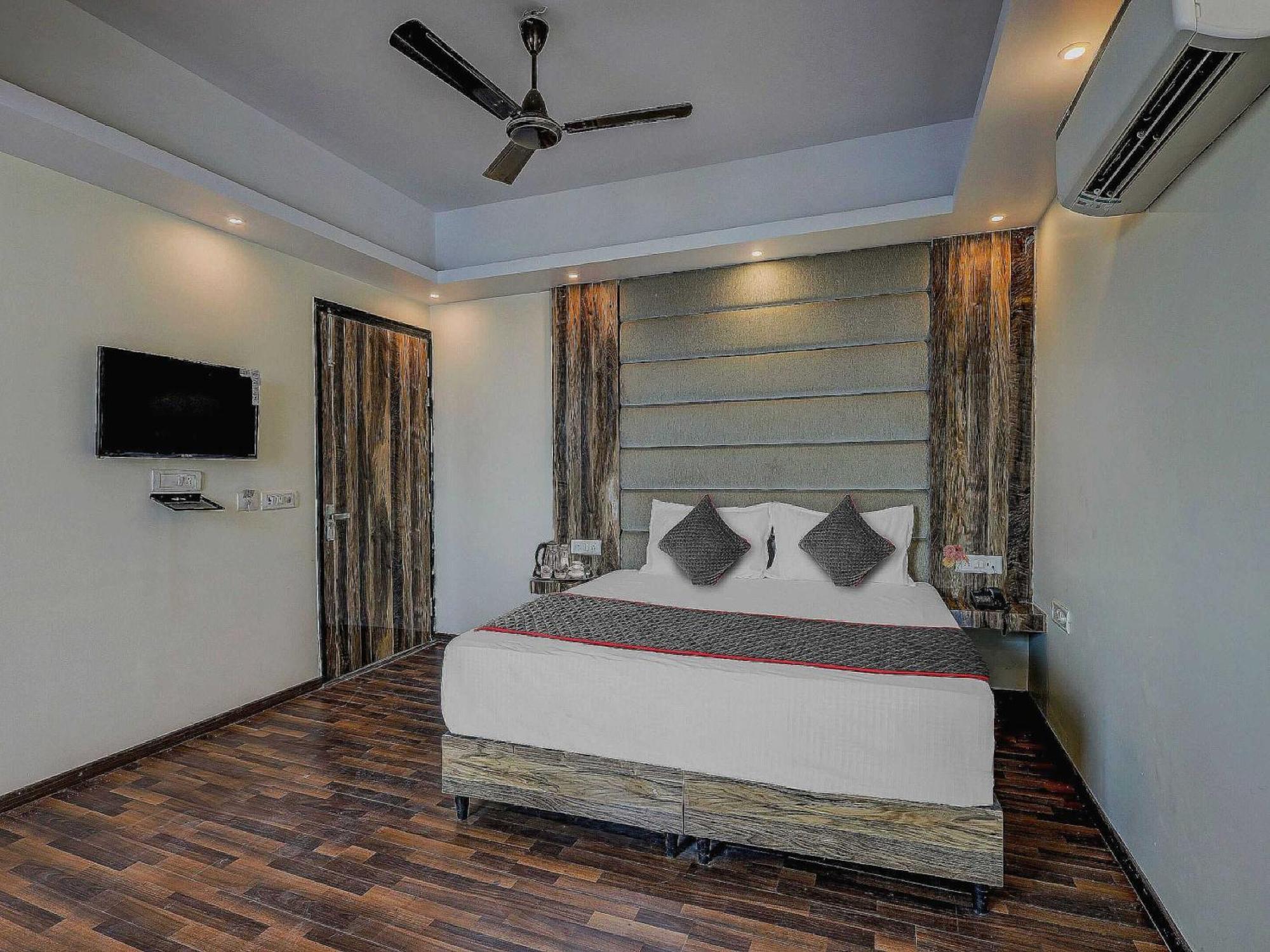 Townhouse Golden King Hotel New Delhi Bagian luar foto