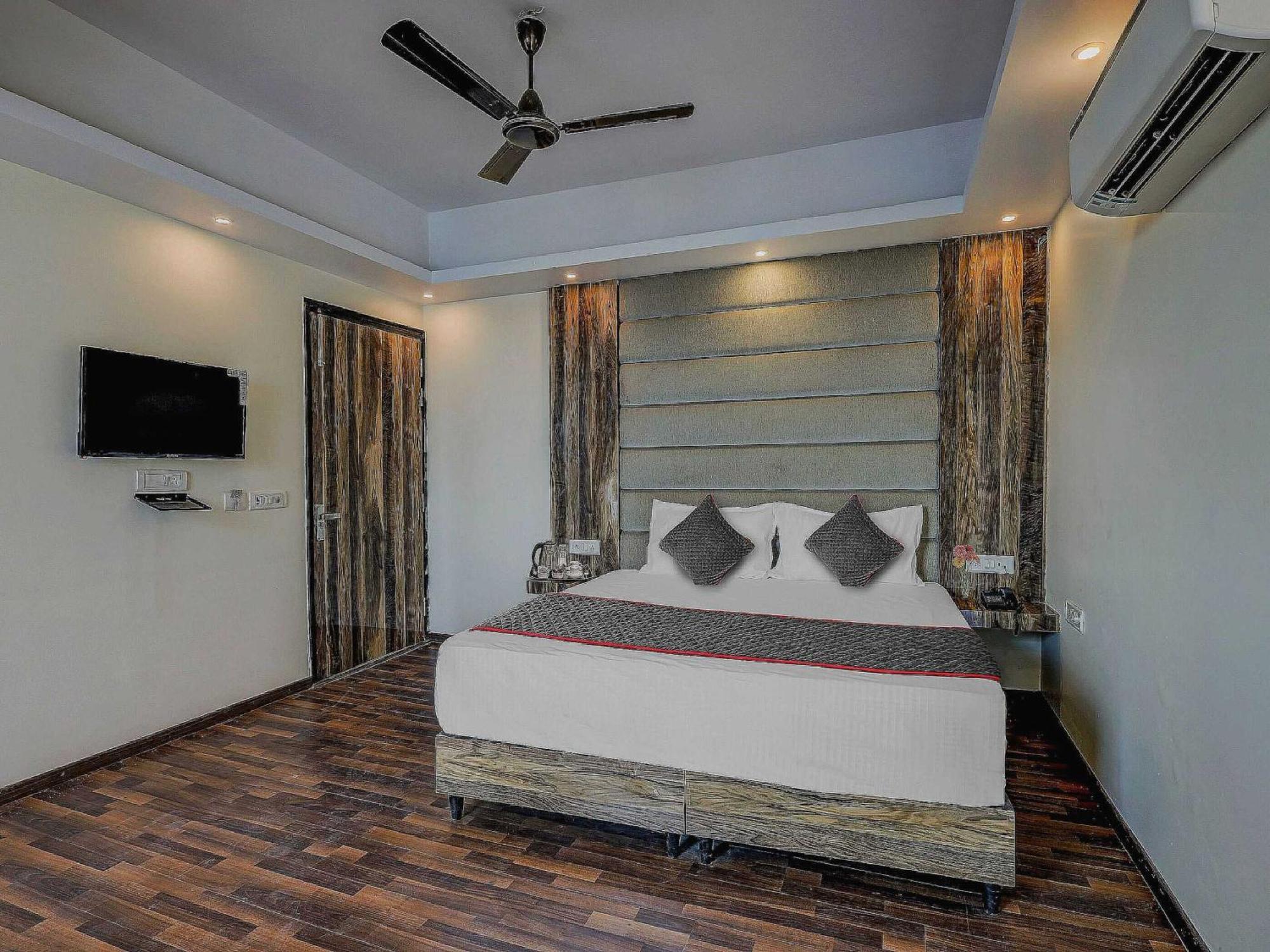 Townhouse Golden King Hotel New Delhi Bagian luar foto