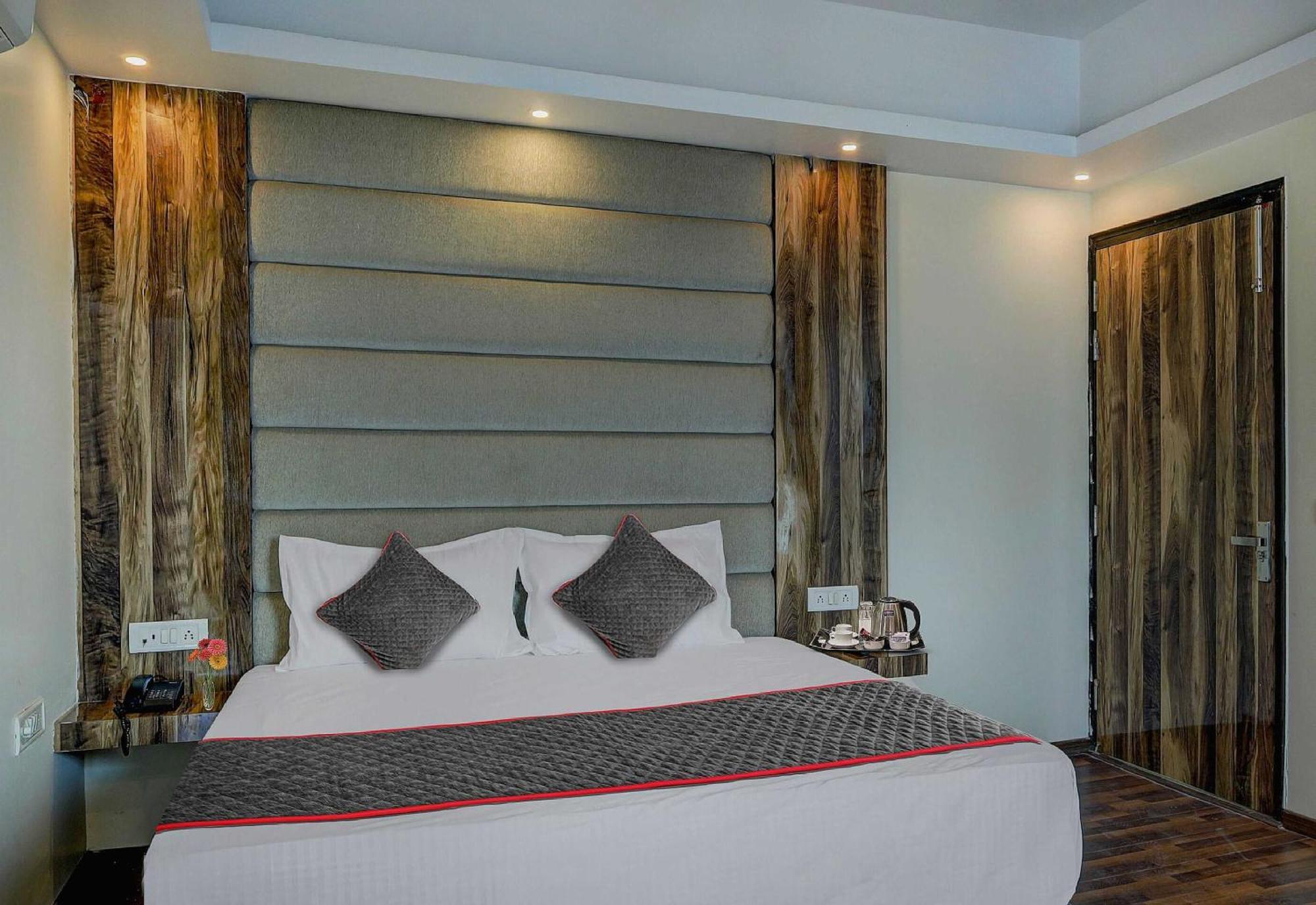 Townhouse Golden King Hotel New Delhi Bagian luar foto